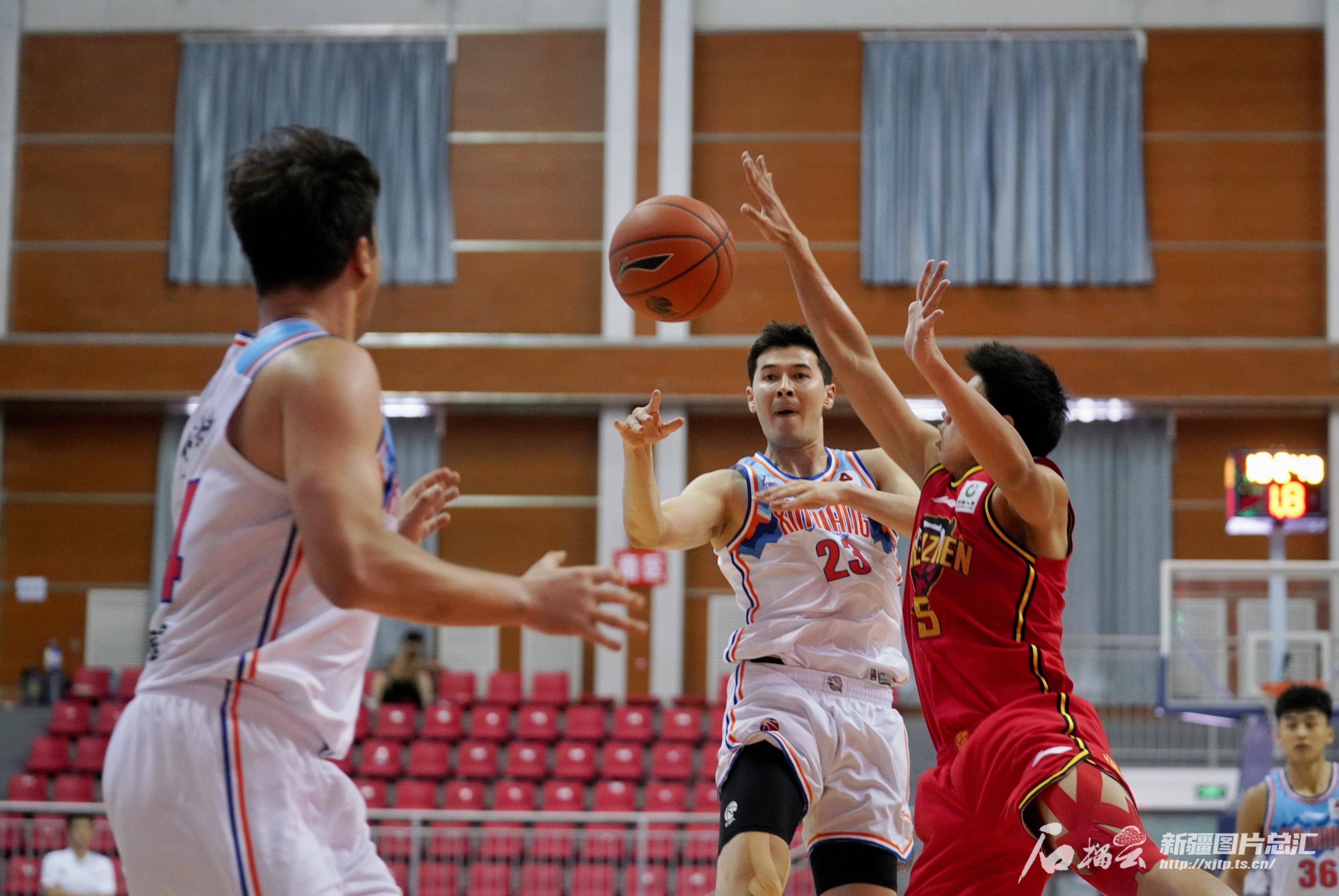 球队战术灵活转换,比赛节奏频频调整 球队战术灵活转换,比赛节奏频频调整