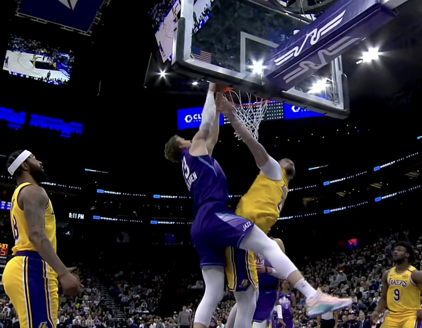 比赛场面惊险刺激,扣人心弦 比赛场面惊险刺激,扣人心弦