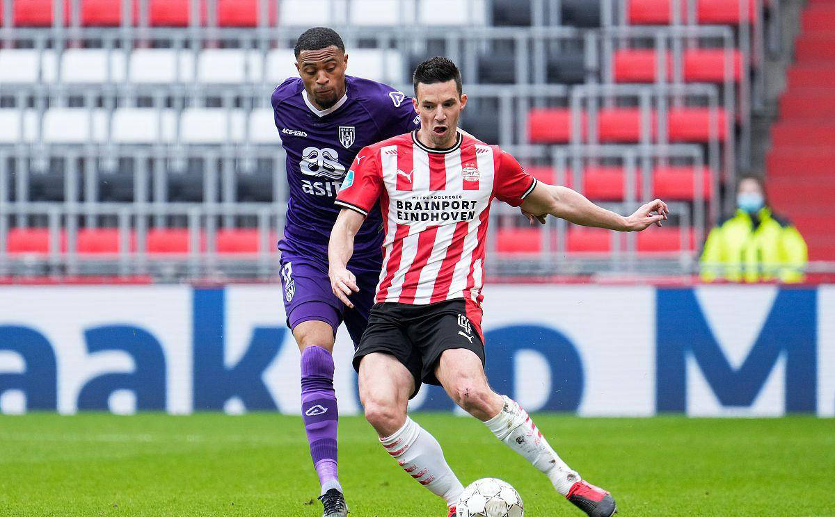 里尔队在主场比赛中打败了对手 里尔队在主场比赛中打败了对手