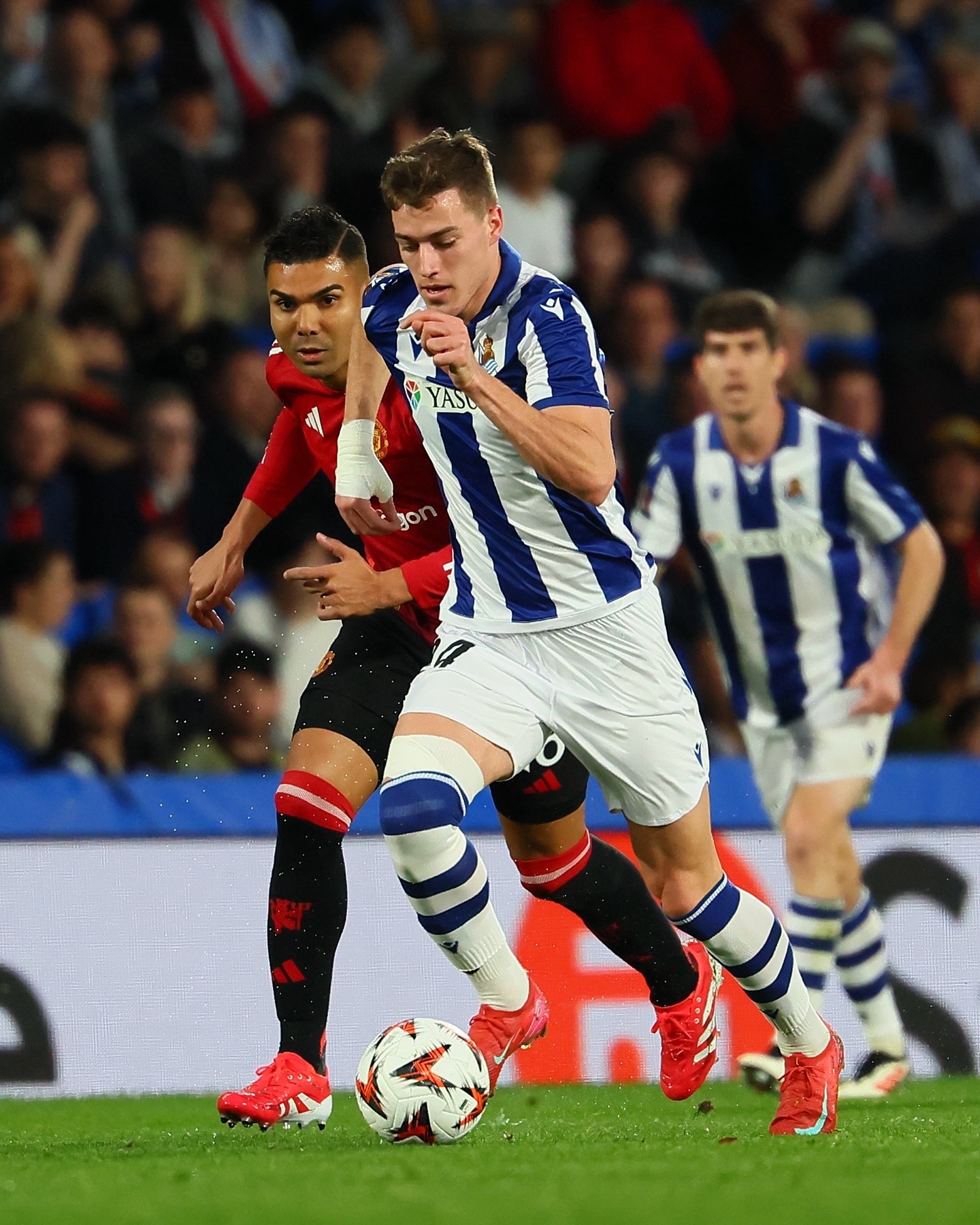 曼联客场击败波尔图,晋级四强 曼联客场击败波尔图,晋级四强