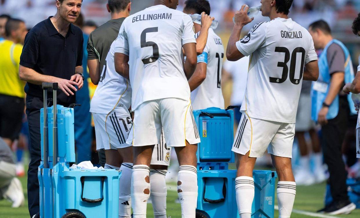 阿斯顿马丁轻取红牛二队，阿隆索点燃赛场的简单介绍