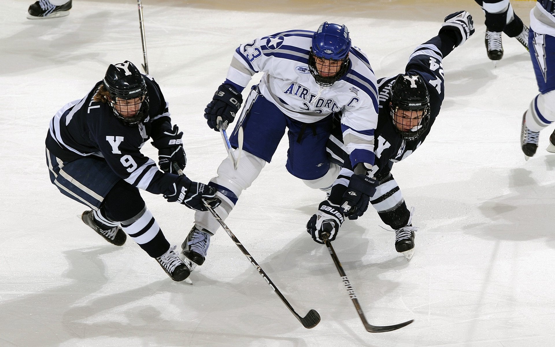 跨界轰鸣，当F1收官战的硝烟中，响起锡安惊世的战吼